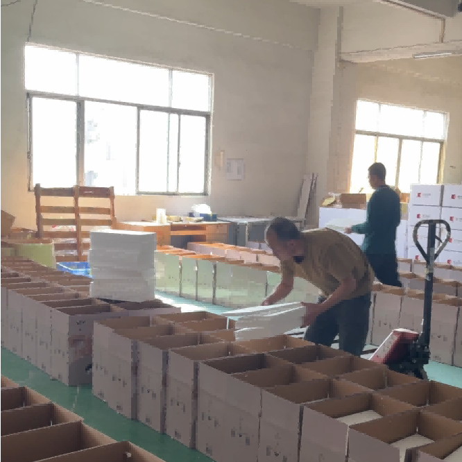 Revelando el meticuloso proceso de embalaje de los fabricantes profesionales de lámparas de araña.
