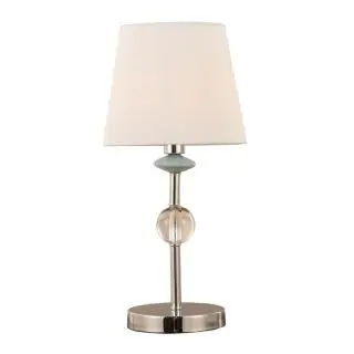 ¿Puedo reemplazar una bombilla más potente en mi lámpara de mesa si no brilla lo suficiente?