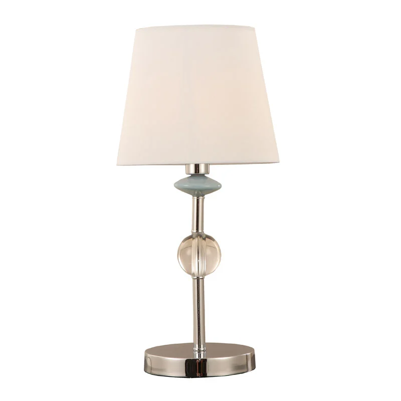 Lámpara de mesa con pantalla cónica en color blanquecino